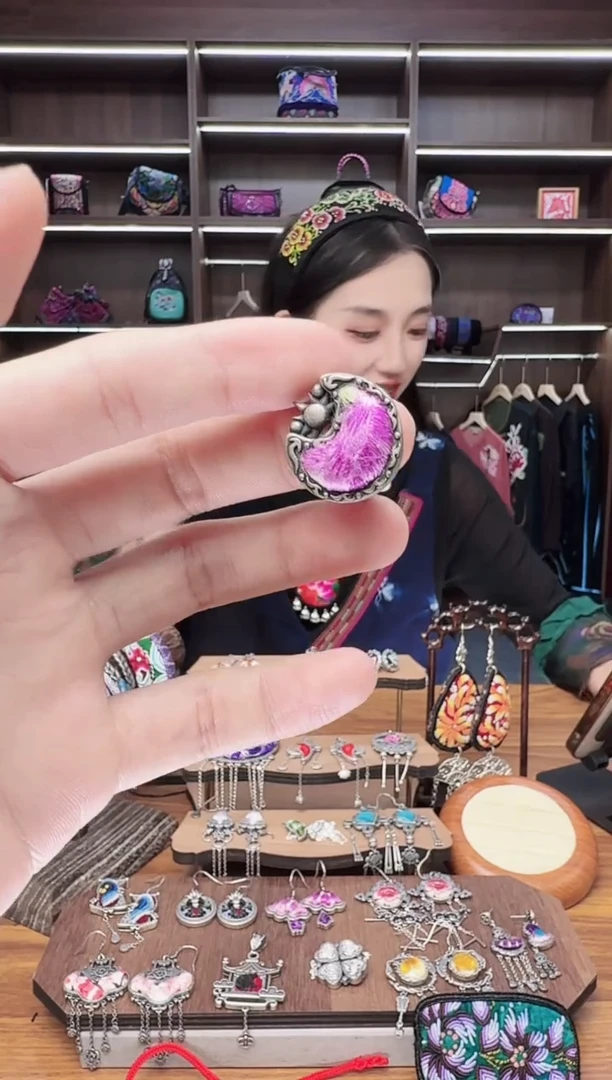 织绣37蒙阿苏苗绣传承店