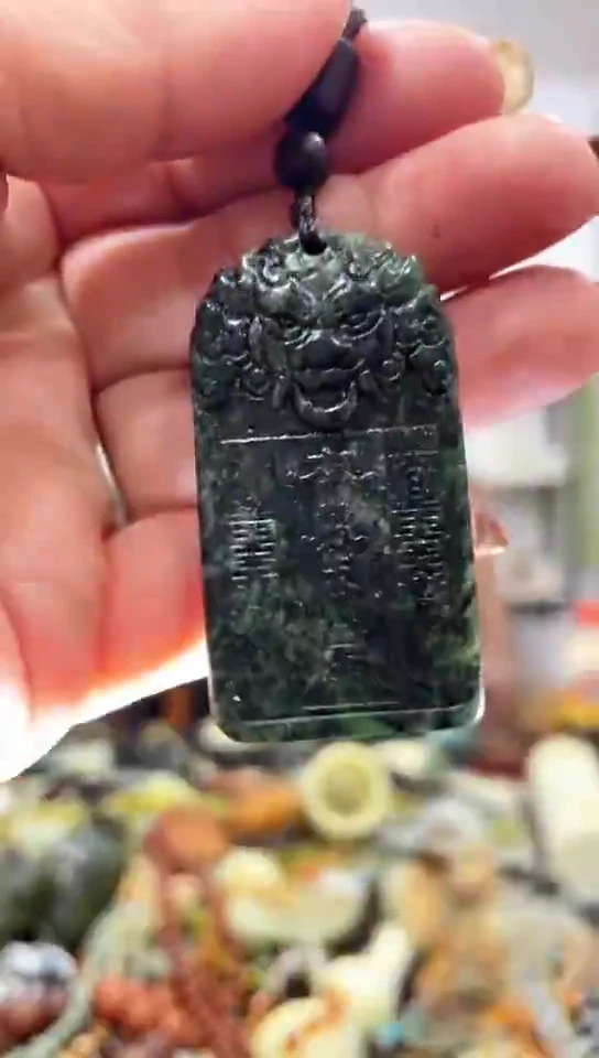 未镶嵌蛇纹石玉吊坠