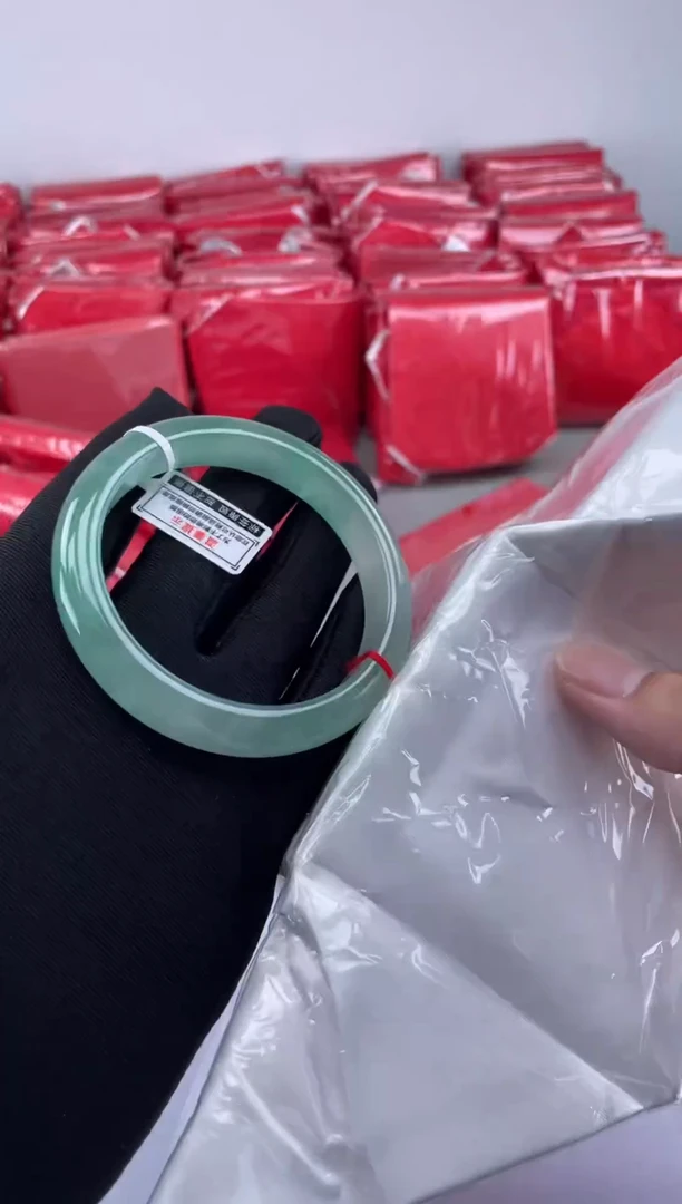 无非金属晶润镯品，饰韵长存