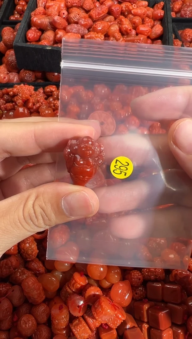 南红玛瑙未镶嵌颈饰1