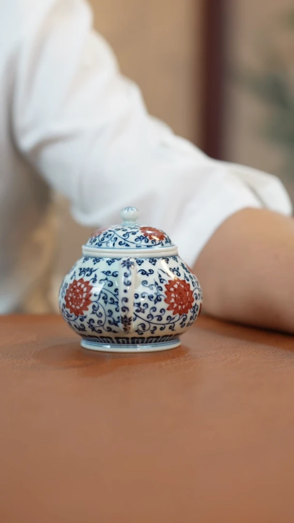 壶青花釉里红缠枝莲
