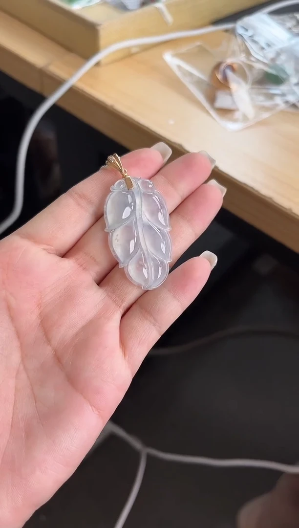 翡翠18K金镶嵌颈饰吊坠