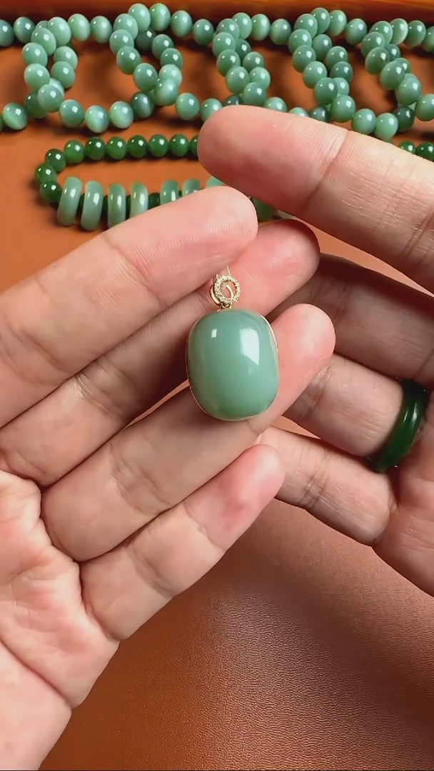 和田玉18K金镶嵌吊坠(不含链)18K金镶碧玉粉青蛋面吊坠 7.2g+