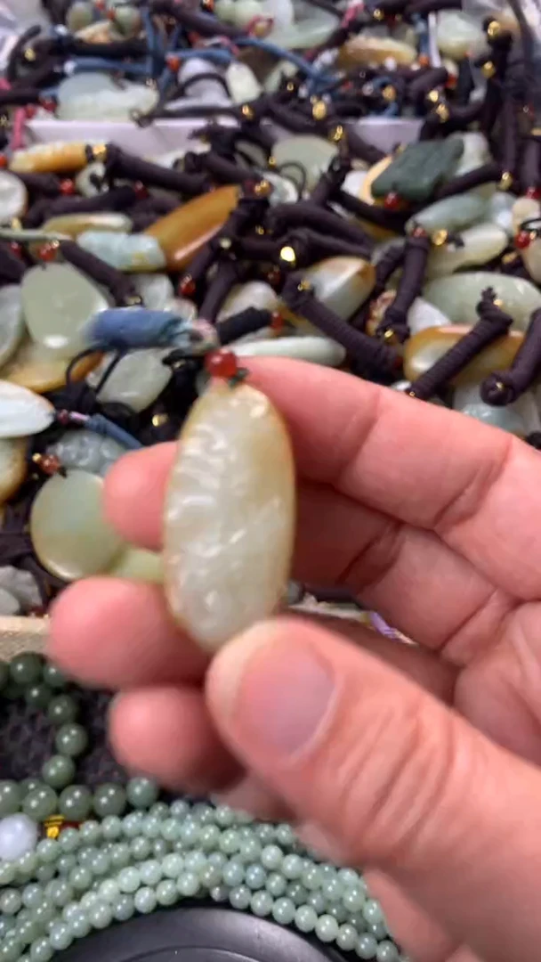 【闪购商品】和田玉颈饰未镶嵌多样性发货没有证书拍一发一有瑕