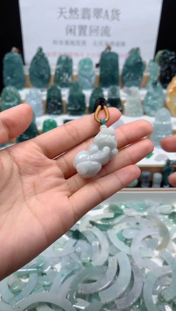 翡翠未镶嵌吊坠(不含链)144   貔貅吊坠 （眼睛小黑点）