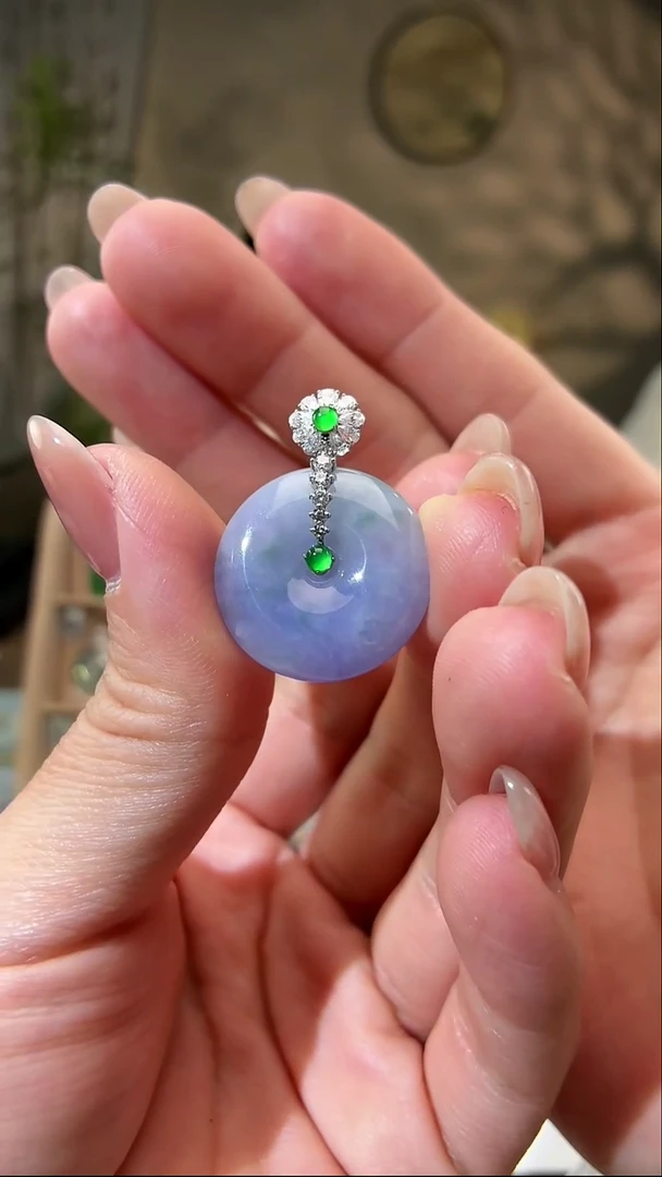 颈饰18K金镶嵌翡翠平安扣