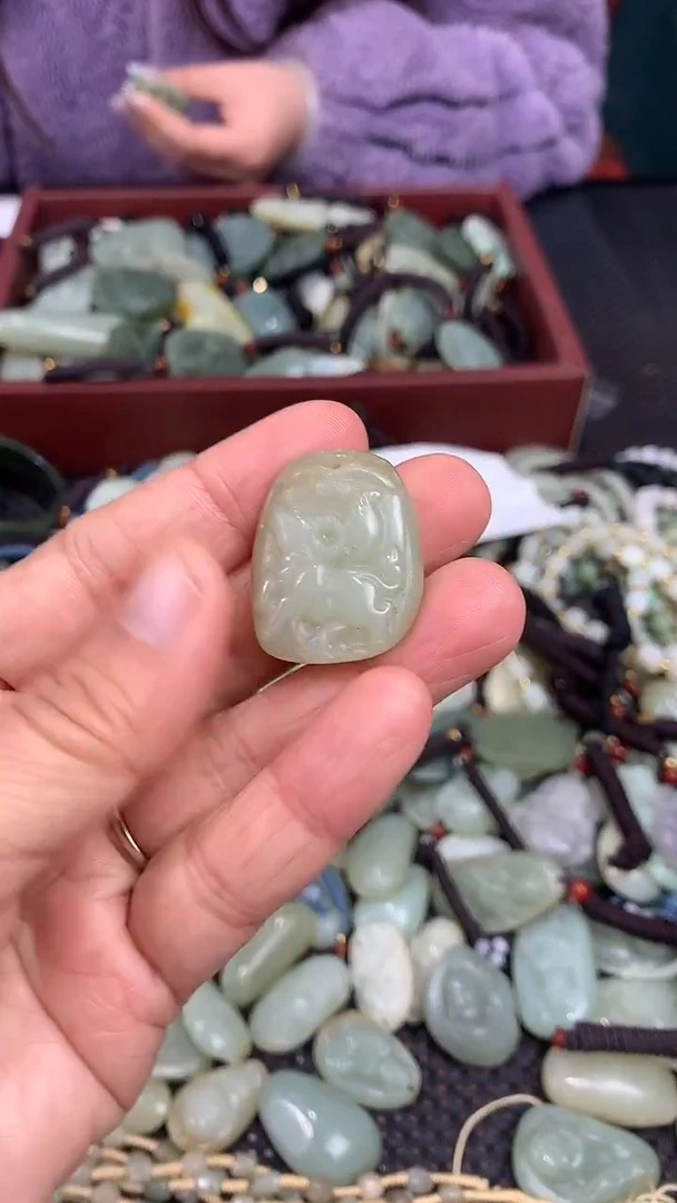 颈饰未镶嵌和田玉（多样性发一件）没有证书有瑕