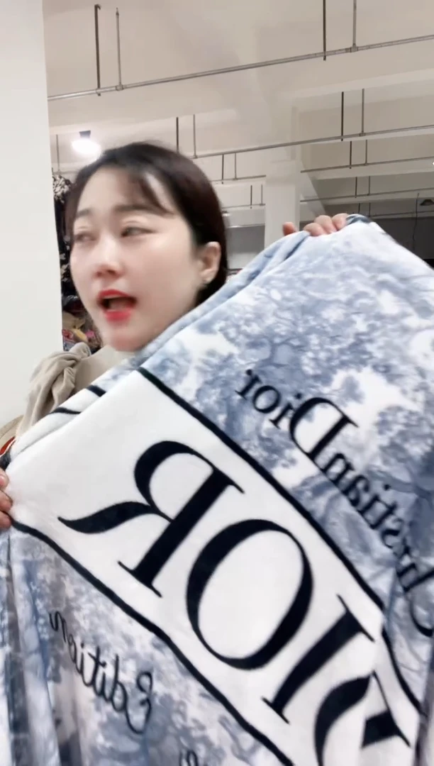 牛奶绒主播手上展示的产品
