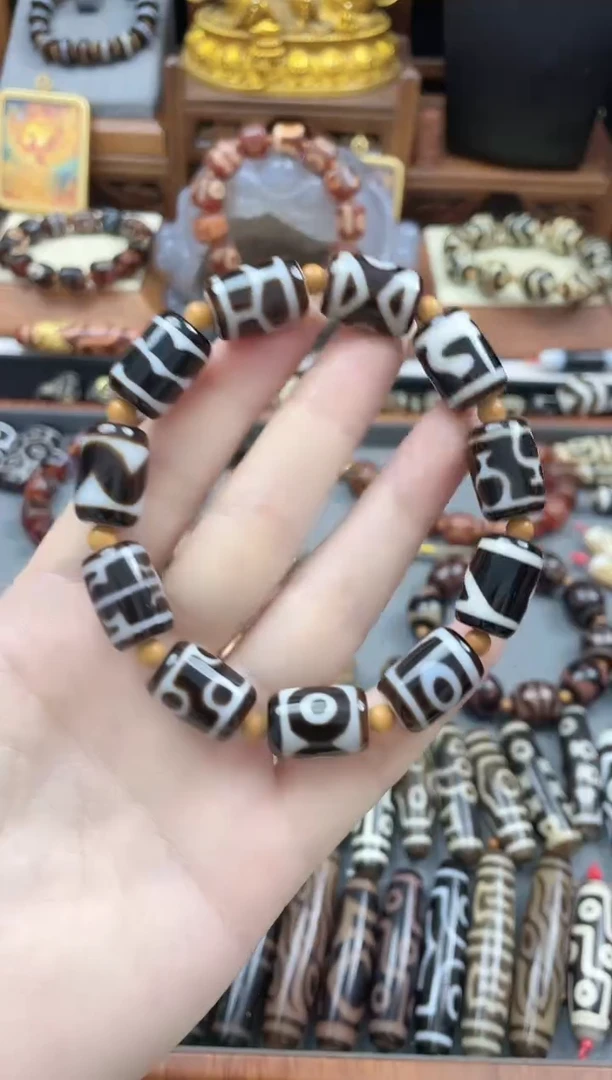 未镶嵌珠珠玛瑙/玉髓黑白桶珠手串随机图腾