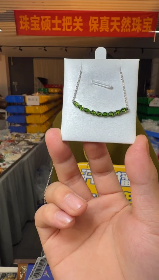 银S925镶嵌透辉石项链约3-3.5mm透辉石S925银微笑项链
