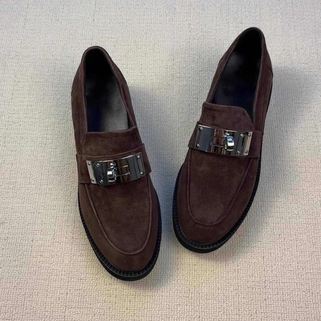 今年流行的乐福鞋2025年新款复古棕色圆头金属扣绒面粗跟小皮鞋女