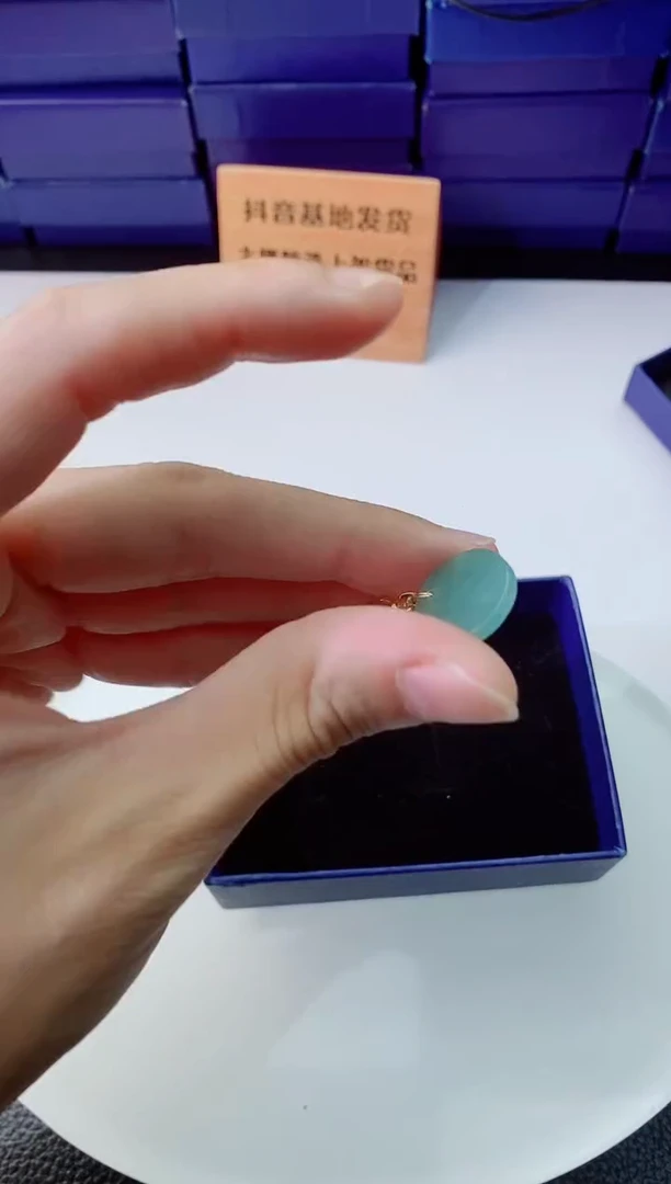 翡翠未镶嵌颈饰  ·