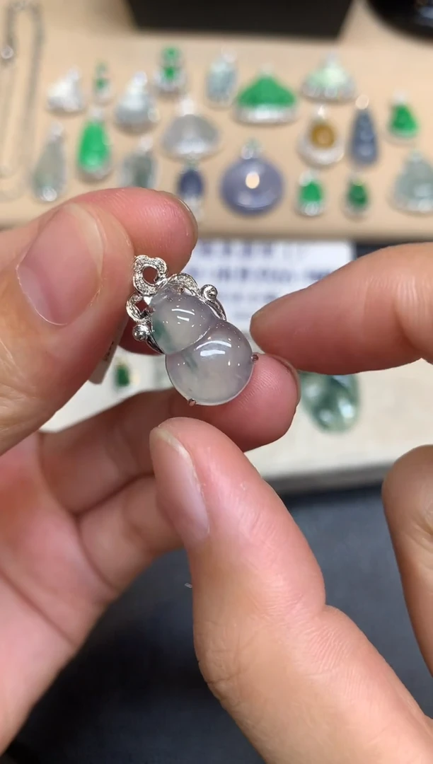 颈饰18K金镶嵌翡翠葫芦【无服务费