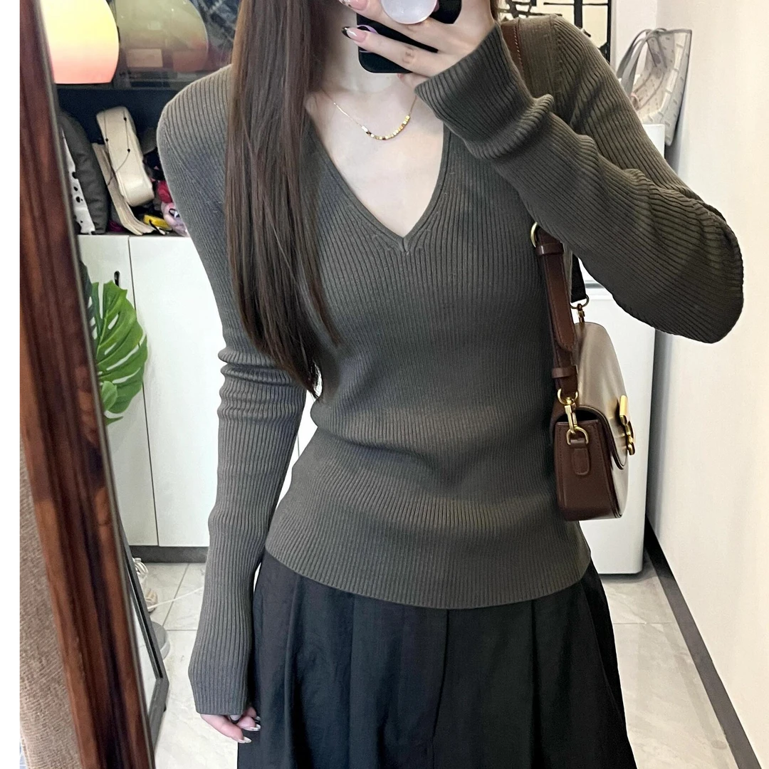 高级感灰色v领针织打底衫女2025早秋新款修身显瘦坑条纹长袖上衣