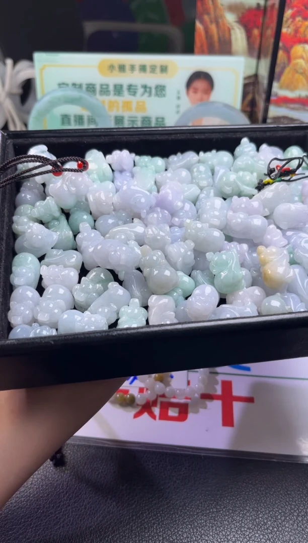 翡翠未镶嵌颈饰金猪挂件