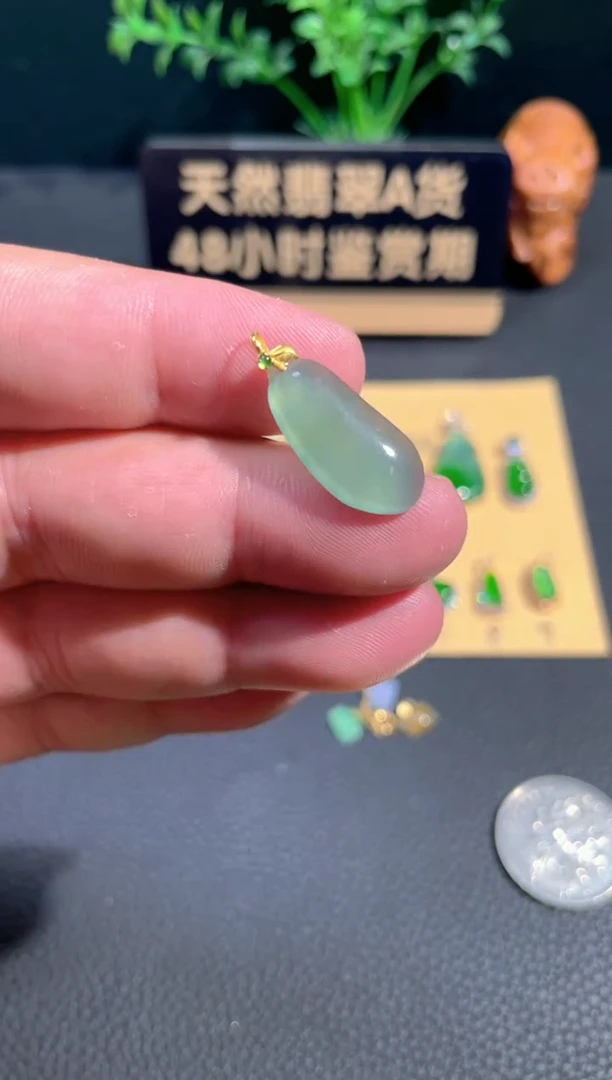 颈饰18K金镶嵌翡翠翡翠