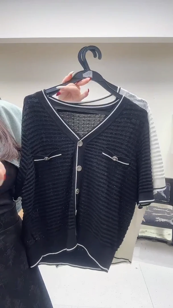 黑色白边V领透气镂空半袖