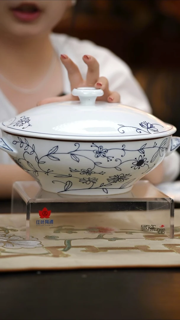 1个正价春色9英寸双耳带盖品呙(套)