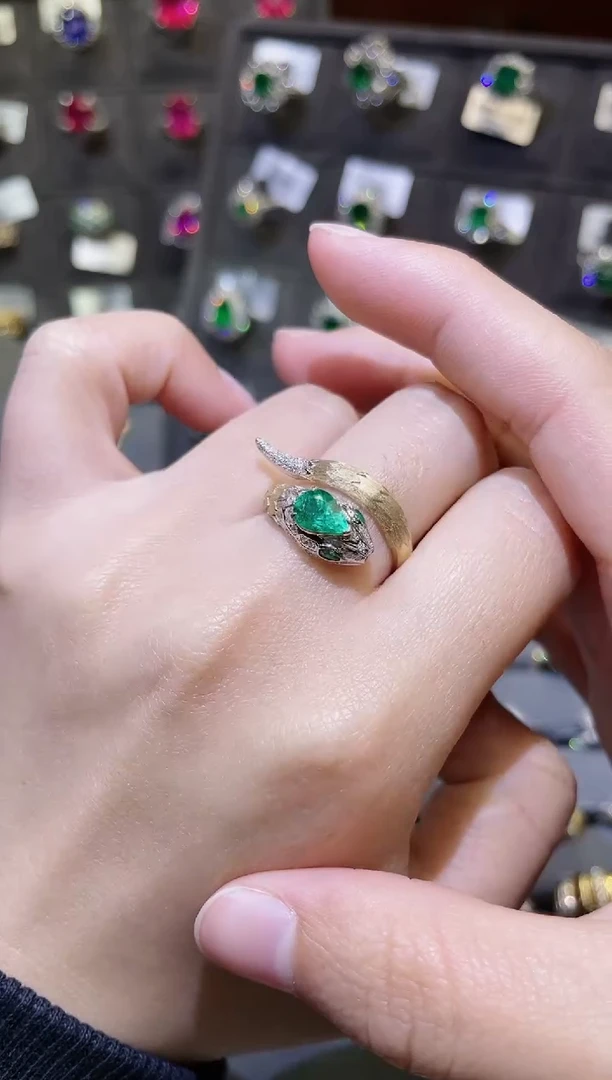 【闪购商品】祖母绿戒指18K金镶嵌0.65ct/灵蛇