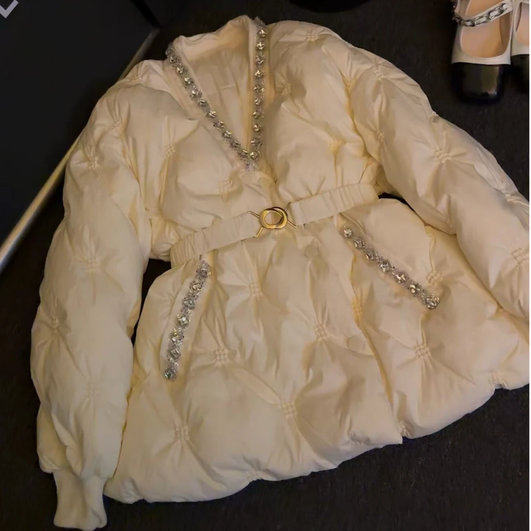 2024冬季新款小香风水钻钉珠V领边收腰保暖外套女