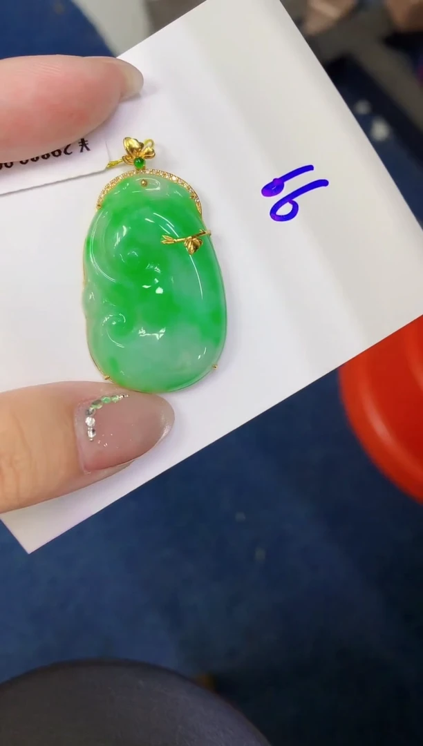 翡翠18K金镶嵌颈饰缅甸天然翡翠A货