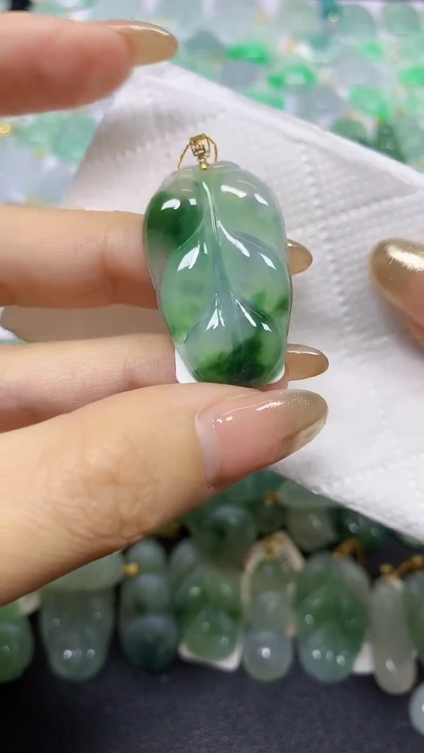 颈饰18K金镶嵌翡翠A货