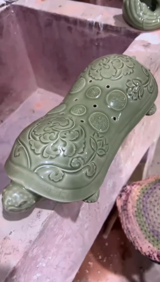 耀州窑青瓷长寿龟枕头