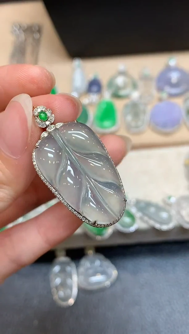 颈饰18K金镶嵌翡翠树叶【无服务费