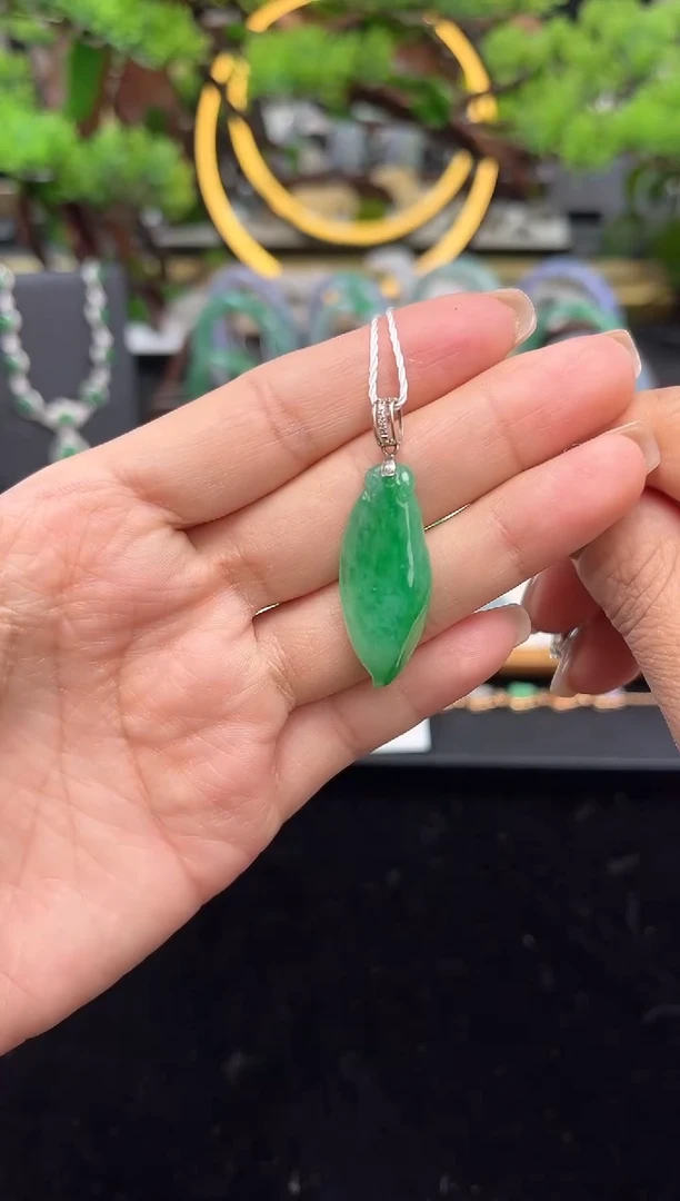 颈饰18K金镶嵌翡翠吊坠