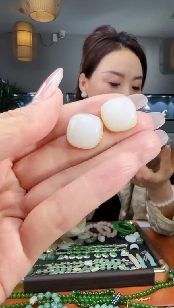 18K金镶嵌和田玉耳饰1