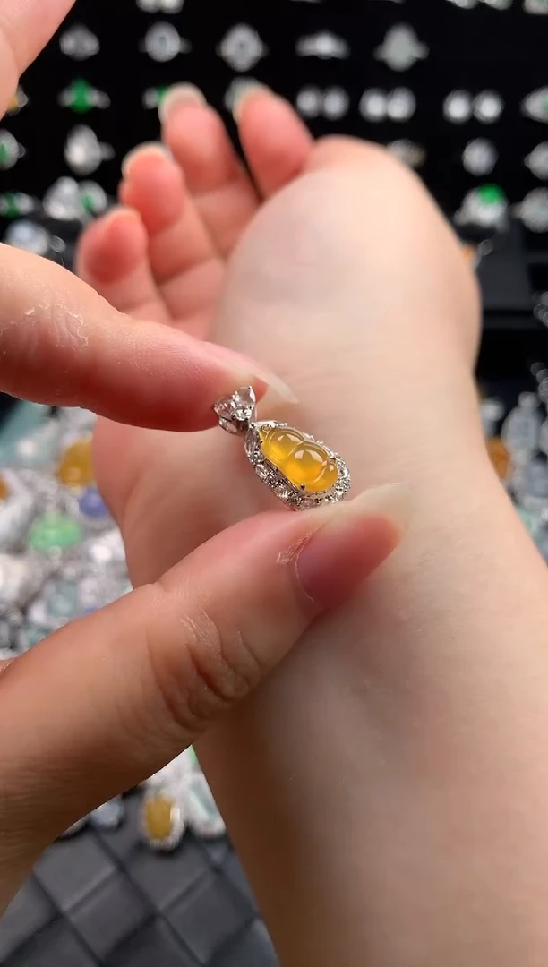 颈饰18K金镶嵌翡翠花生豆