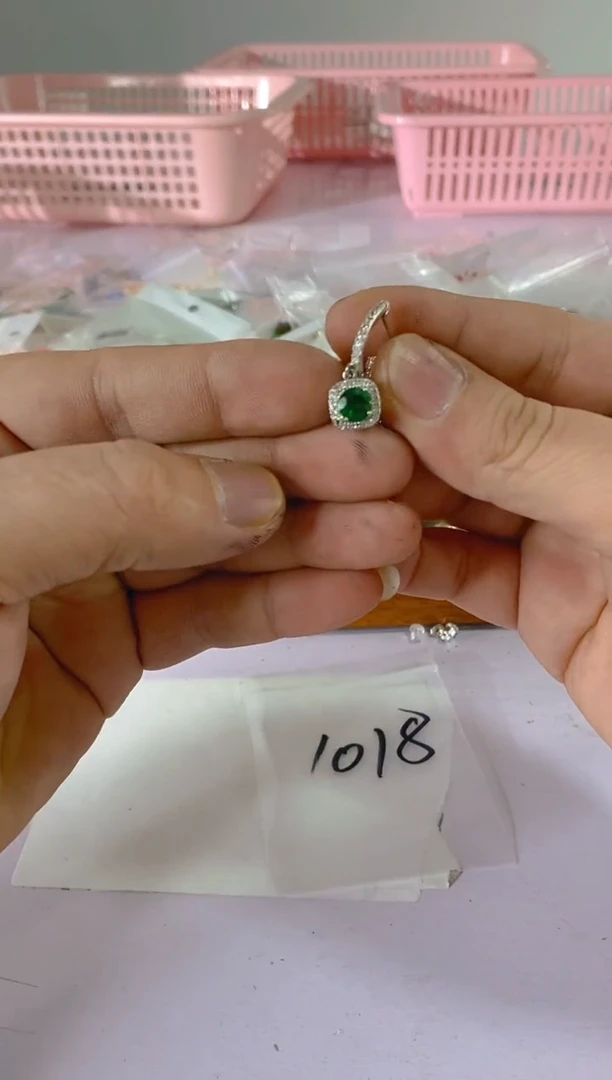 【闪购商品】水晶颈饰银S925镶嵌1018红宝，蓝宝，多样性发一件赠链