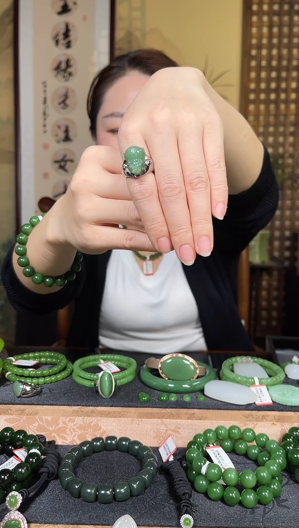 颈饰足银镶嵌和田玉聚**具貔貅戒指