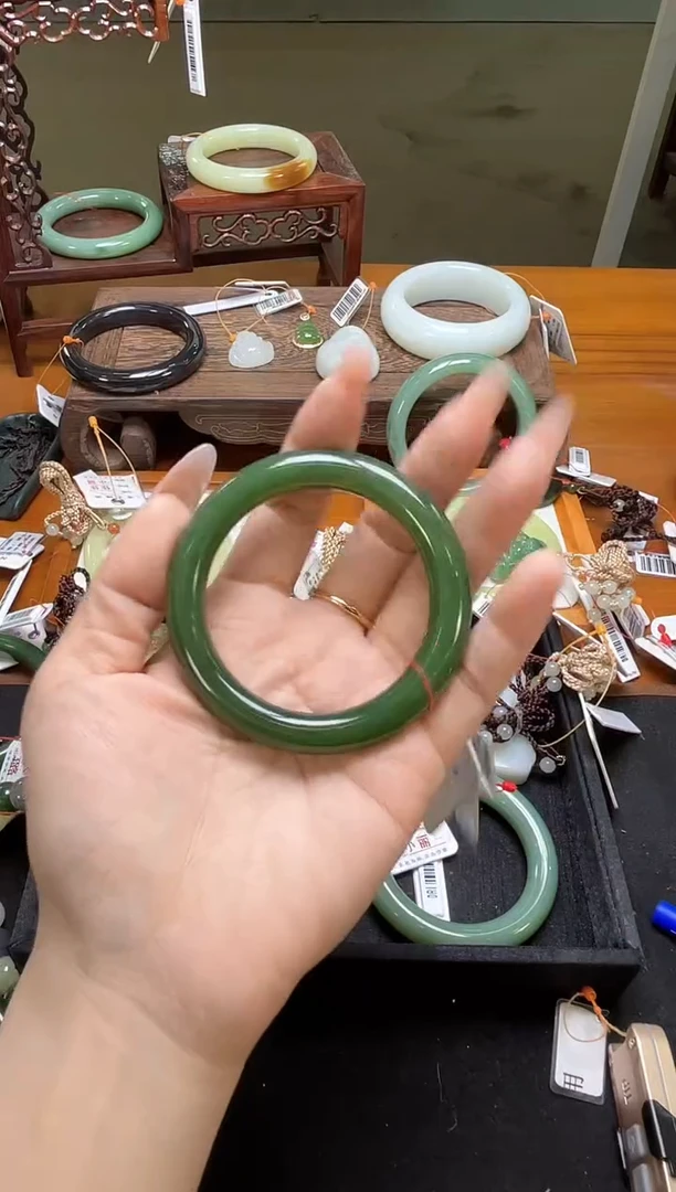 未镶嵌手镯和田玉t****w俄七碧玉 52+圈