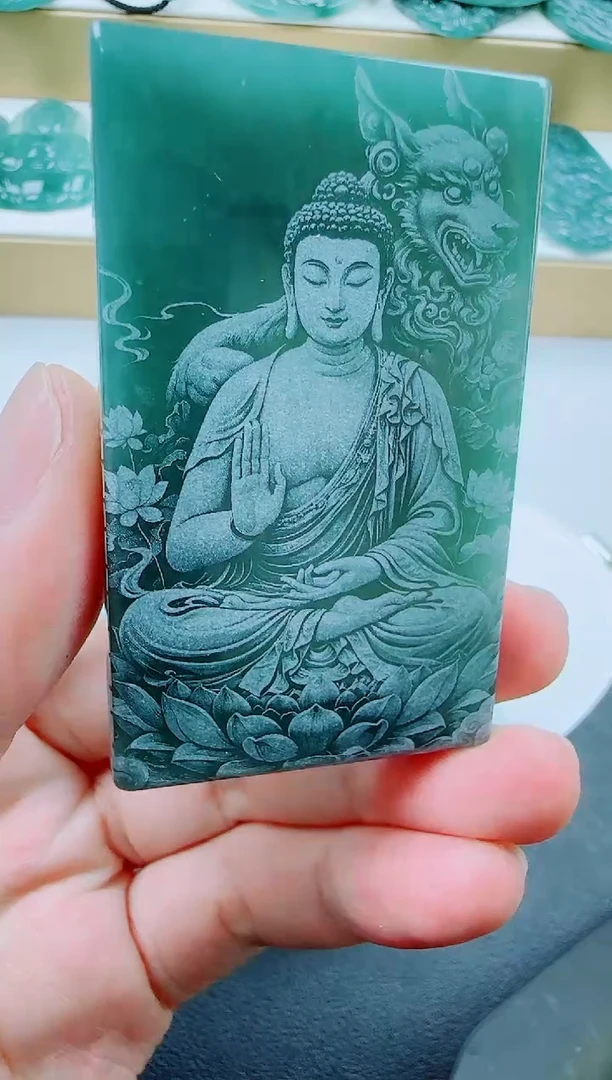 翡翠未镶嵌颈饰狗本命佛