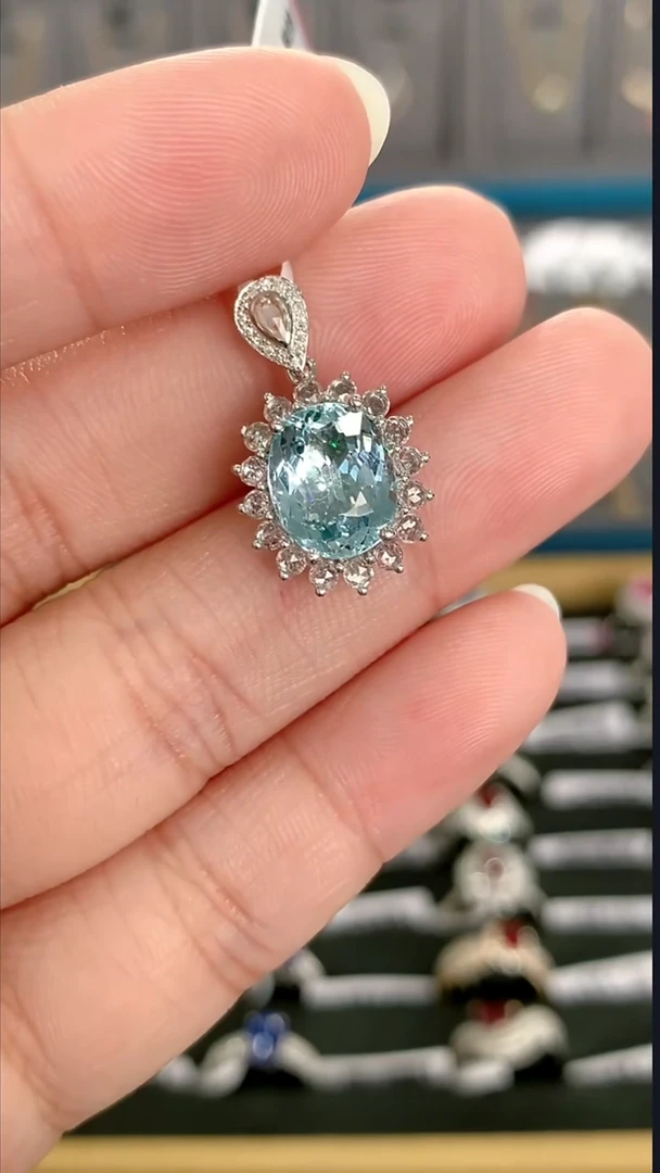 18K金镶嵌吊坠(不含链)海蓝宝石2.75克拉