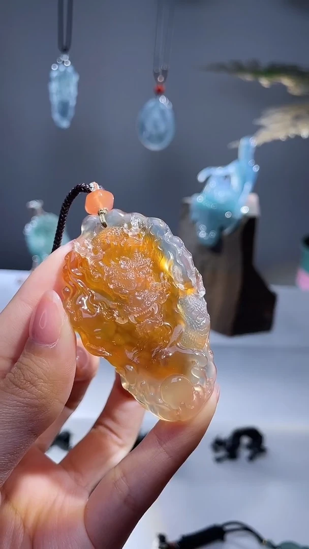 未镶嵌颈饰玛瑙/玉髓龙牌