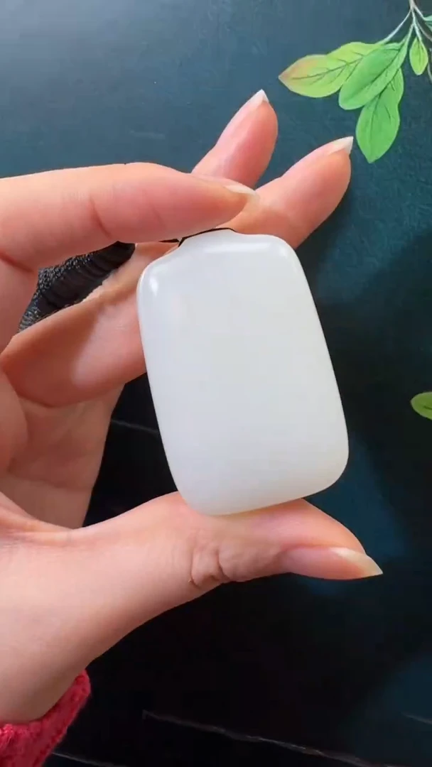 颈饰未镶嵌和田玉吊坠