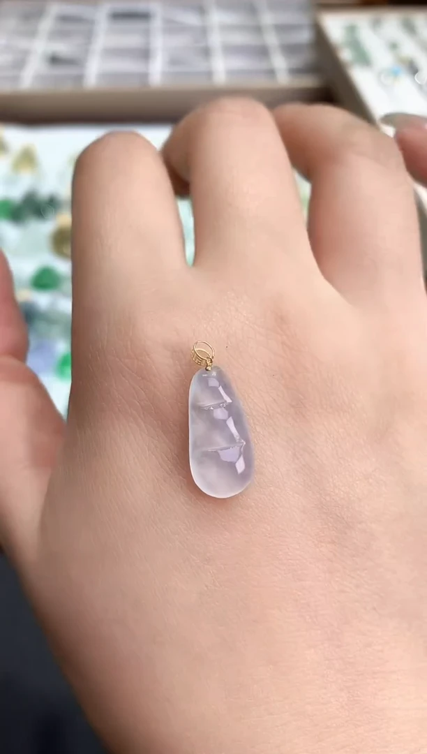 颈饰18K金镶嵌翡翠2025110402