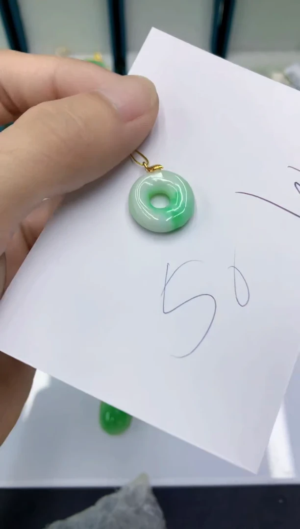 翡翠18K金镶嵌颈饰翡翠