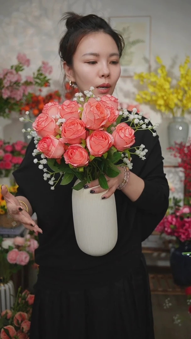 10支深粉玫瑰+2支满天星+华纹陶瓷花瓶