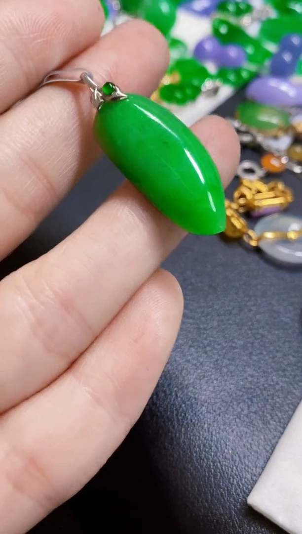 颈饰18K金镶嵌翡翠瓜
