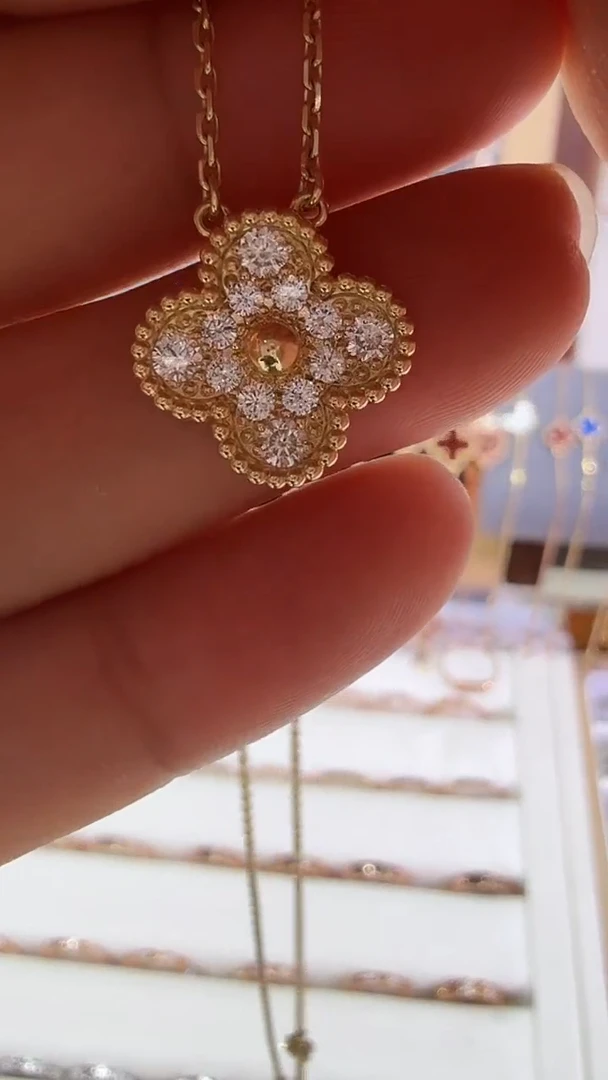 18K金镶嵌项链钻石中号满钻草K黄