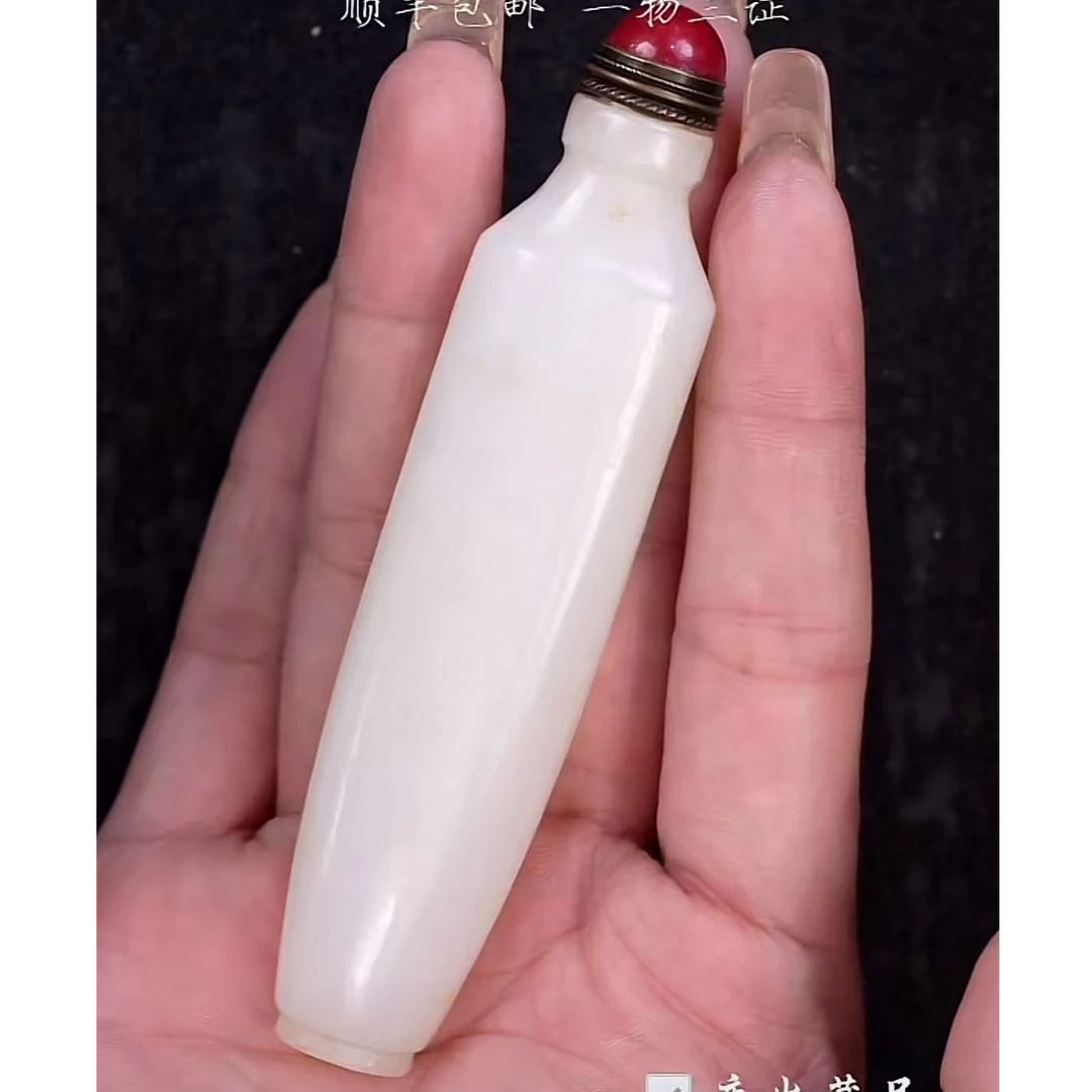 清代和田玉鼻烟壶 