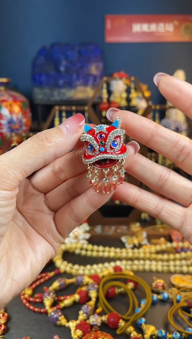 【闪购商品】382号醒狮红色珐琅流苏胸针