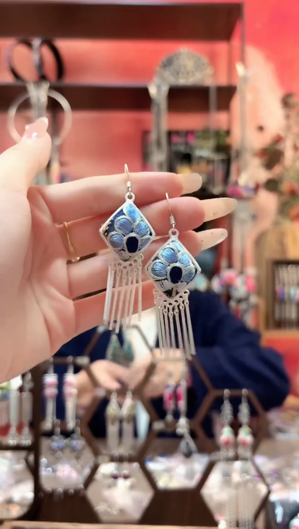 织绣云织谣民族风精美饰品   58