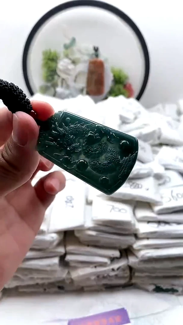 颈饰未镶嵌翡翠龙牌1