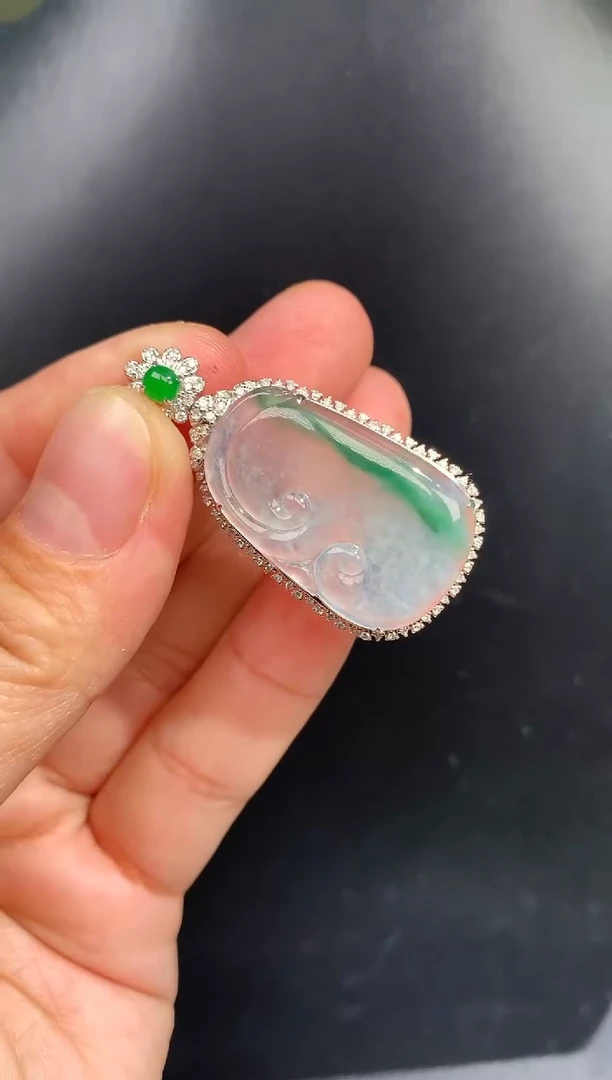 颈饰18K金镶嵌翡翠如意