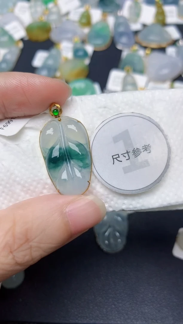 颈饰18K金镶嵌翡翠天然缅甸A货翡翠