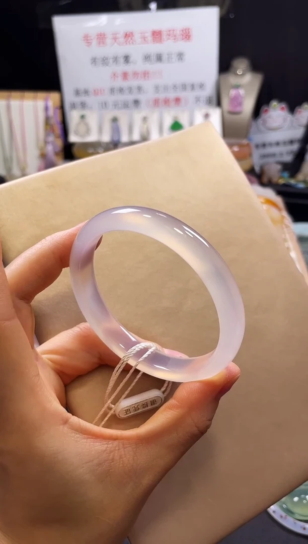【闪购商品】玛瑙/玉髓手镯未镶嵌不同光线不同角度颜色不同